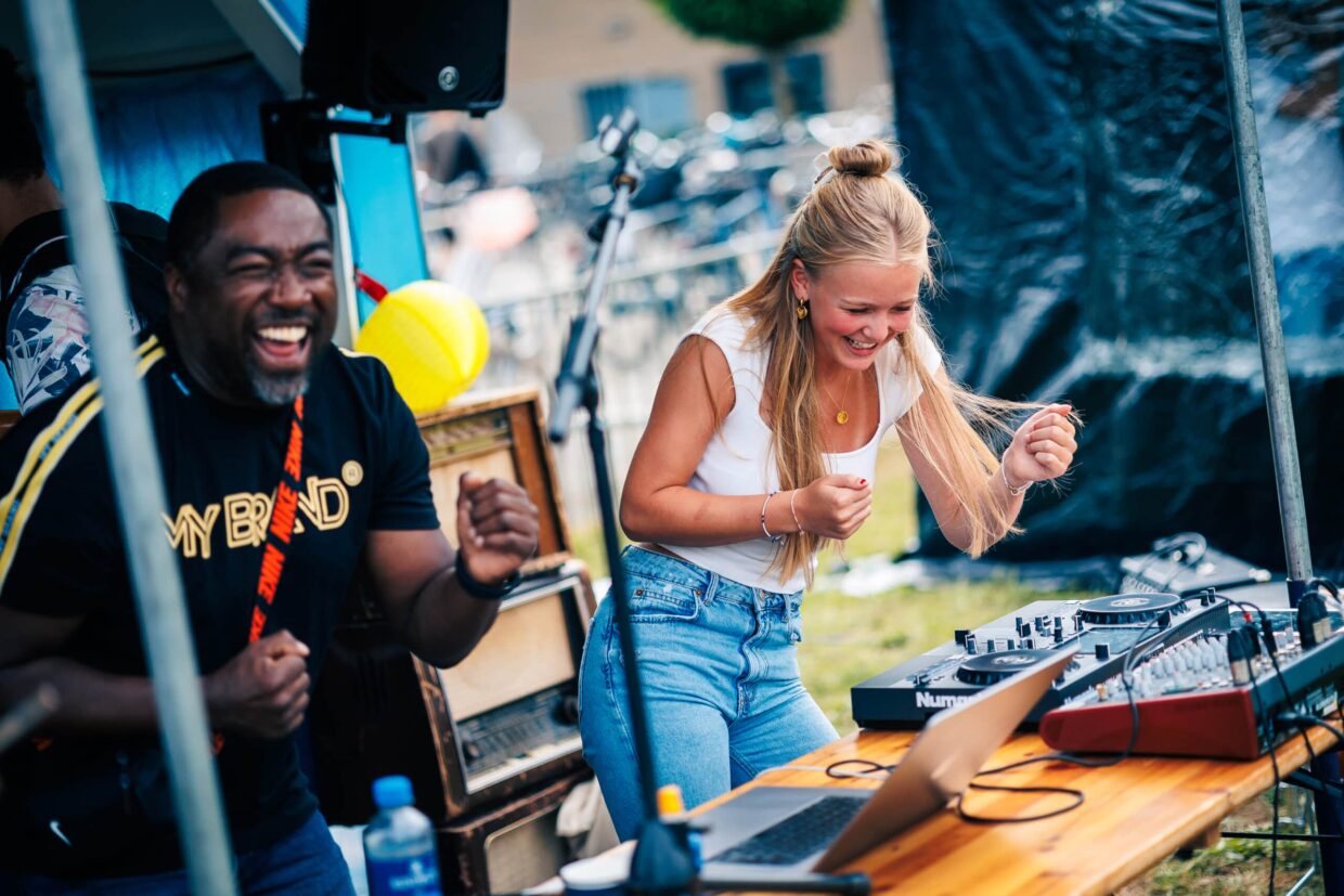 DJ presentatie festival op school kunsteducatie